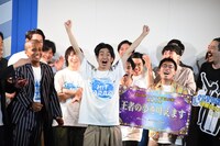 写真撮影になぜか誰よりも喜ぶGパンパンダ星野。