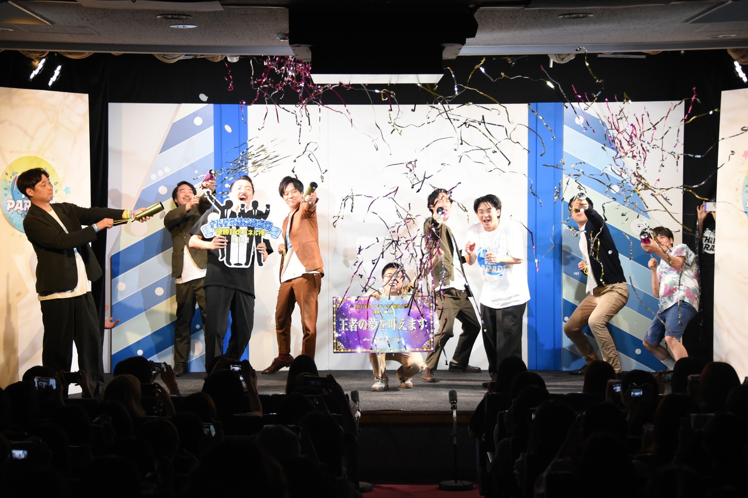 ゼンモンキーを祝福する「ナルゲキ最強決定戦」歴代王者。