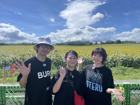 左から、おいでやす小田、友近、水森かおり。(c)HBC