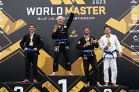 「ワールドマスター柔術選手権2023」マスター4青帯ライト級で優勝したガリットチュウ福島。(c)井賀孝／JIU-JITSU NAVI