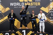 「ワールドマスター柔術選手権2023」マスター4青帯ライト級で優勝したガリットチュウ福島。(c)井賀孝／JIU-JITSU NAVI