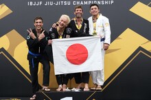 「ワールドマスター柔術選手権2023」マスター4青帯ライト級で優勝したガリットチュウ福島。(c)井賀孝／JIU-JITSU NAVI