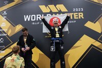 「ワールドマスター柔術選手権2023」マスター4青帯ライト級で優勝したガリットチュウ福島。(c)井賀孝／JIU-JITSU NAVI