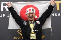 「ワールドマスター柔術選手権2023」マスター4青帯ライト級で優勝したガリットチュウ福島。(c)井賀孝／JIU-JITSU NAVI
