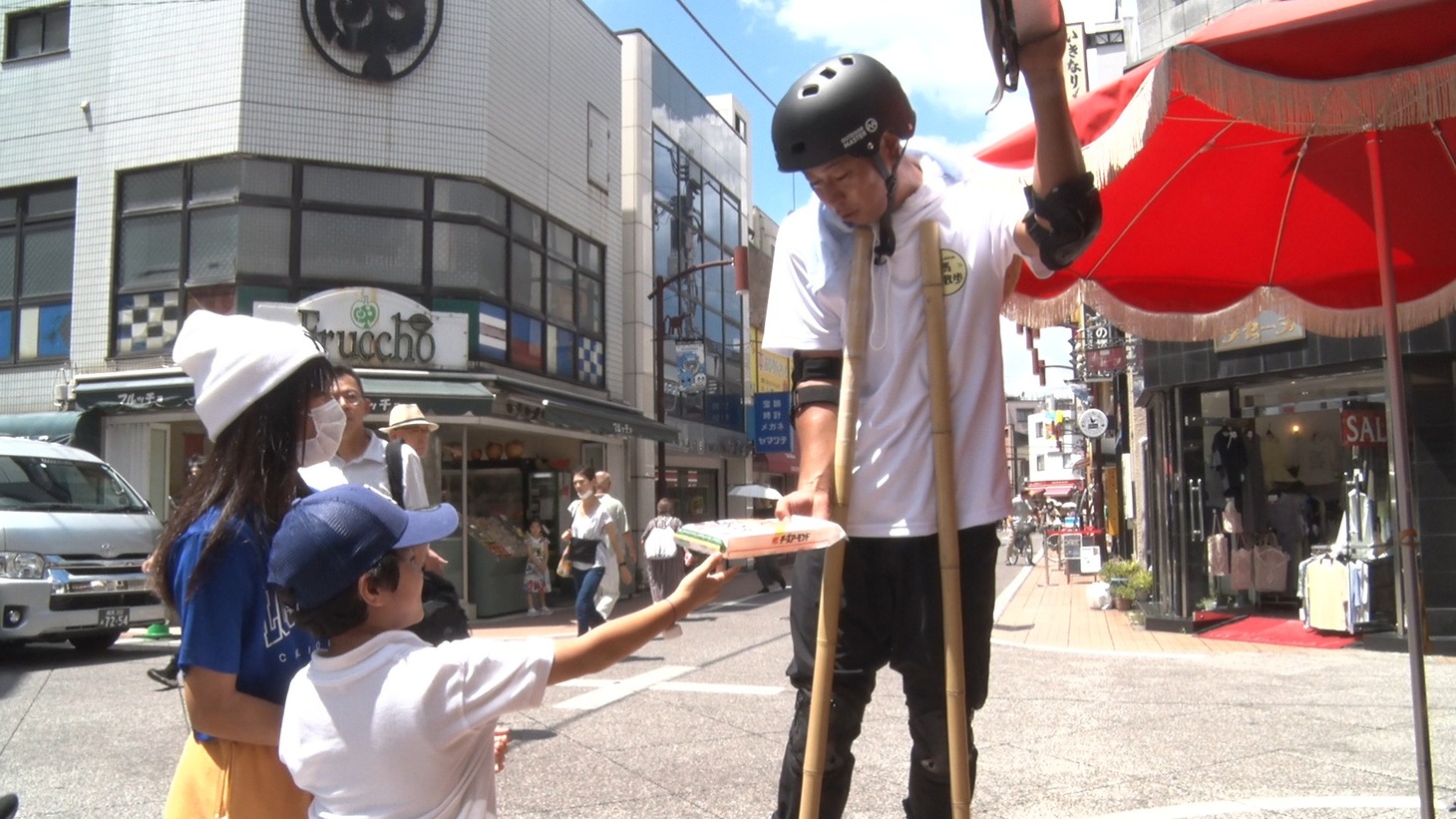 「パンサー尾形の竹馬散歩 元住吉編」のワンシーン。