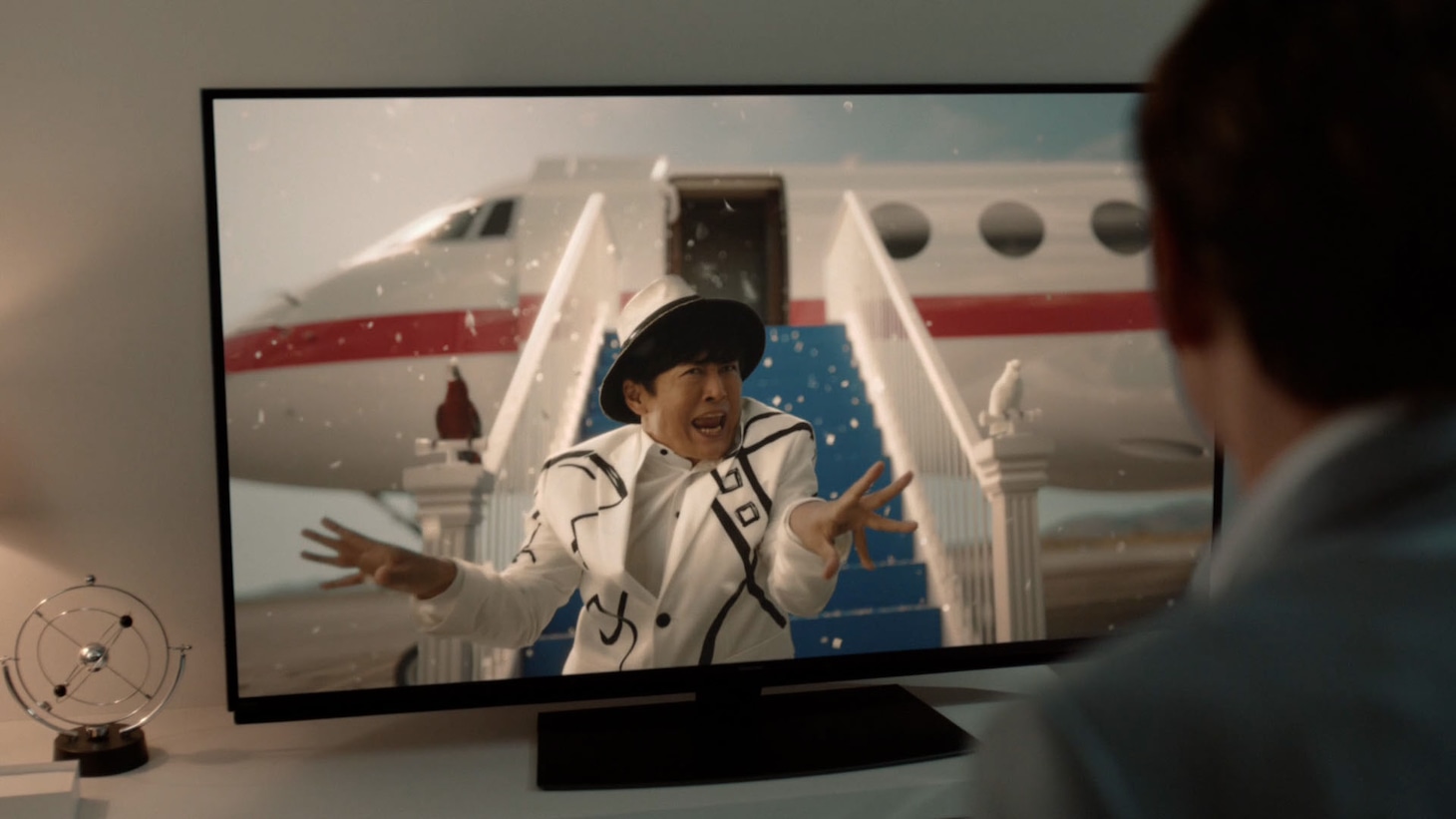 劇団ひとりが主役のソフトバンクCMを見つめるのは……。
