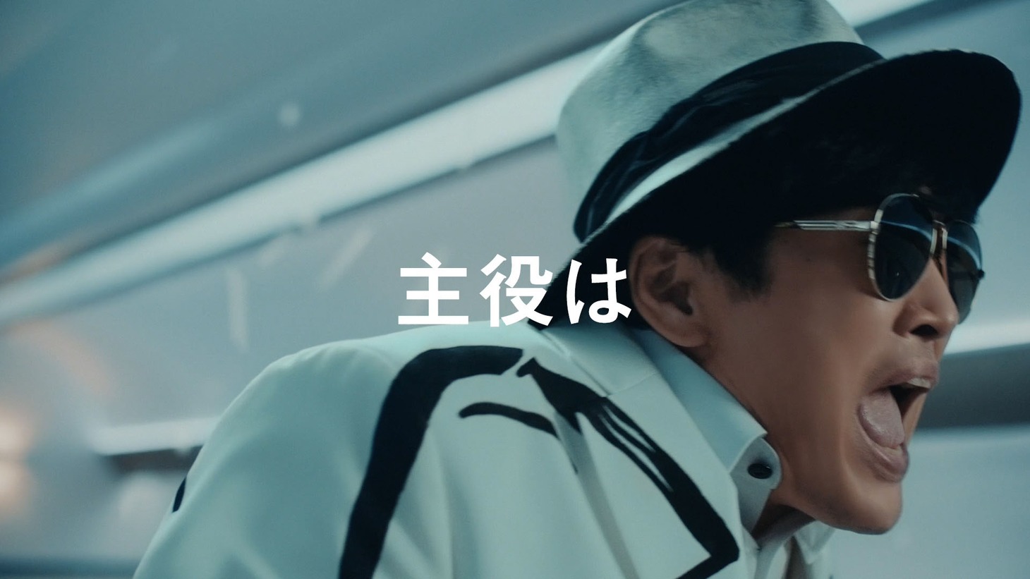 劇団ひとり主演のソフトバンクテレビCM「チチンペイペイ 劇団来日」編のワンシーン。