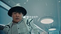劇団ひとり主演のソフトバンクテレビCM「チチンペイペイ 劇団来日」編のワンシーン。