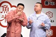 寿司を試食するチョコレートプラネット。