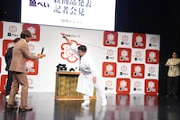 “ストイック寿司”を披露するジェラードン。