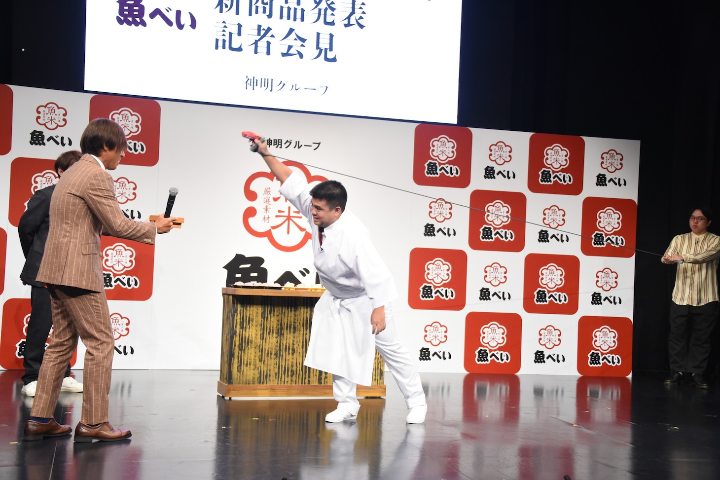 “ストイック寿司”を披露するジェラードン。