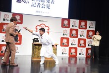 “ストイック寿司”を披露するジェラードン。