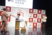 “ストイック寿司”を披露するジェラードン。