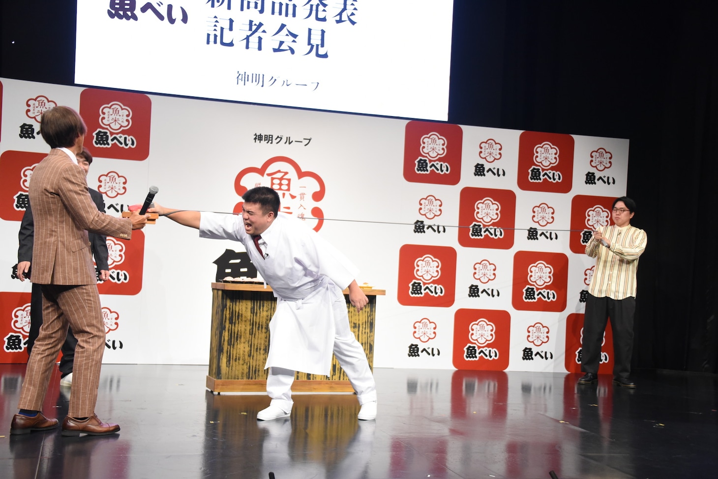 “ストイック寿司”を披露するジェラードン。