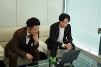 3年前に撮影した動画を確認する現在の和牛。