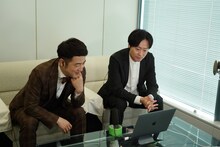 3年前に撮影した動画を確認する現在の和牛。