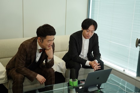 3年前に撮影した動画を確認する現在の和牛。