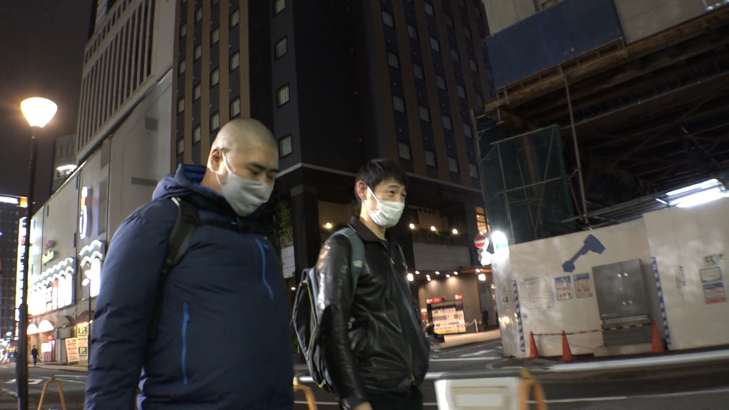歌舞伎町を歩く松本ハウス。(c)フジテレビ