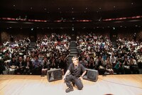 Doul単独ライブ？エンディングで撮影された集合写真。ほかの出演者も客席に紛れている。（写真提供：Artistspoken）