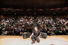 Doul単独ライブ？エンディングで撮影された集合写真。ほかの出演者も客席に紛れている。（写真提供：Artistspoken）