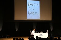 指示に応じながらトークするAマッソ加納。