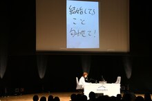 指示に応じながらトークするAマッソ加納。