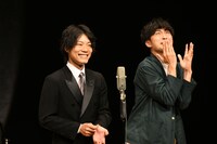 観客の多さに長らく驚いている9番街レトロなかむら（右）。