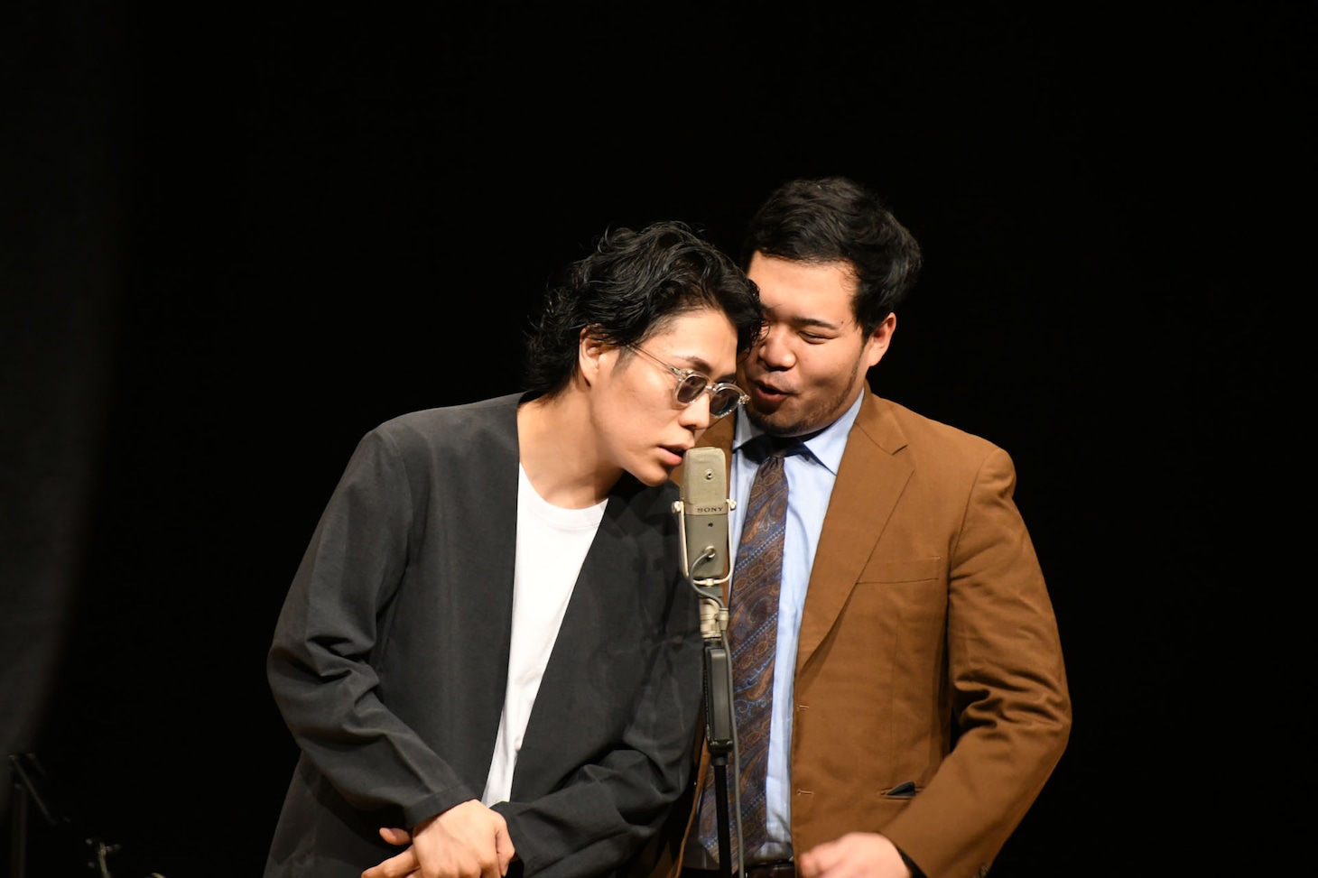 Doulっぽい令和ロマンくるま（左）。