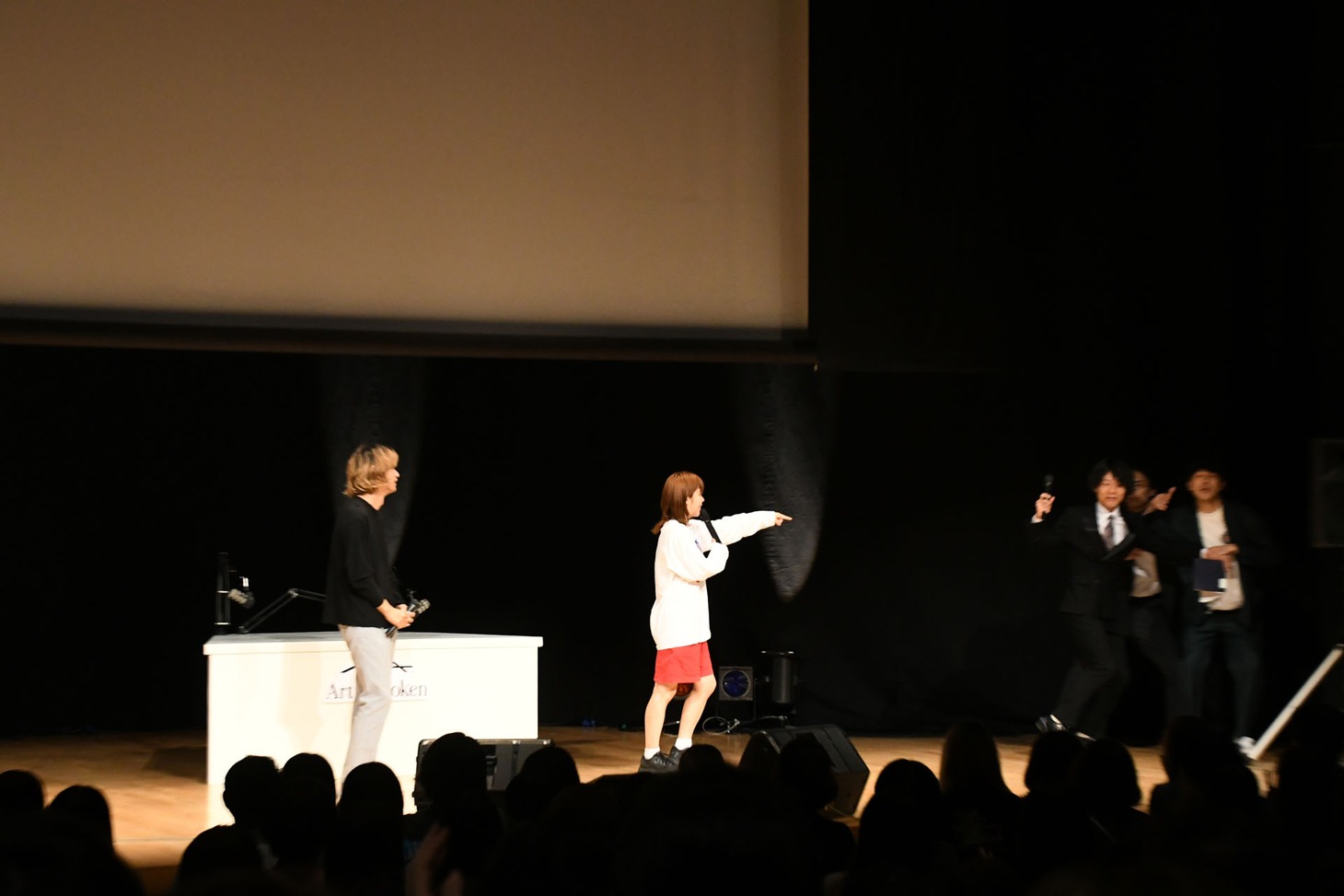 エンディングに出てきていいのかわからずわちゃわちゃする芸人たち。