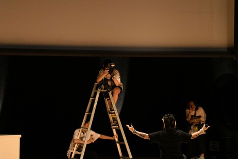 エンディングの記念撮影の様子。