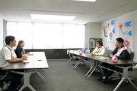 住吉区役所を表敬訪問したダブルヒガシ。