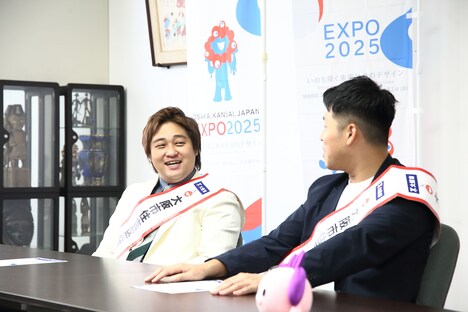 住吉区役所を表敬訪問したダブルヒガシ。