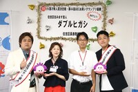 住吉区役所を表敬訪問したダブルヒガシ。