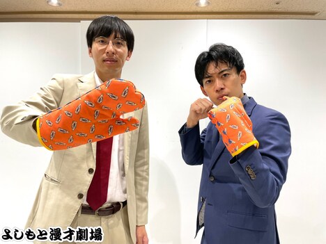 鍋つかみを装着したカベポスター。