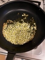 フライパンにオリーブオイルをひいて、にんにくを炒める。