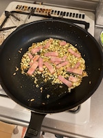 焦げ目がついたら短冊切りにしたベーコンを加える。