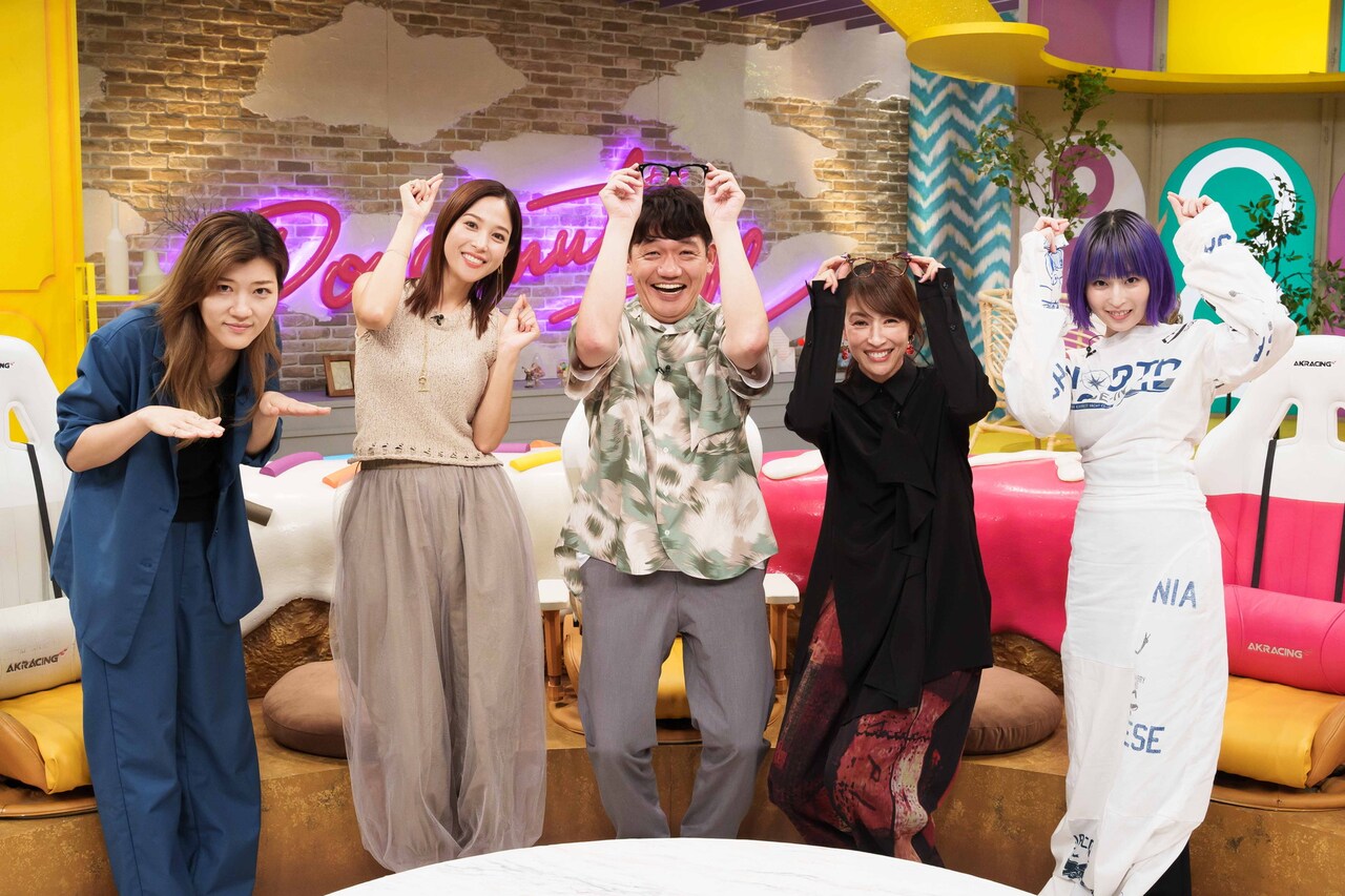 「ドーナツトーク」に出演する、ずん飯尾（中央）とMC陣。(c)CBC