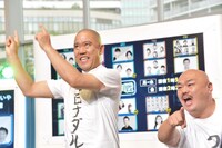 勢いよく会見に登場するナダルとクロちゃん。