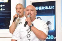 会見中のクロちゃんとナダル（奥）。