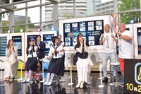 「バラバラ大作戦」の会見で安田大サーカス・クロちゃん（右端）が「『クロナダル』やるしんよー」と新番組へ向けて紙吹雪を撒いたワンシーン。