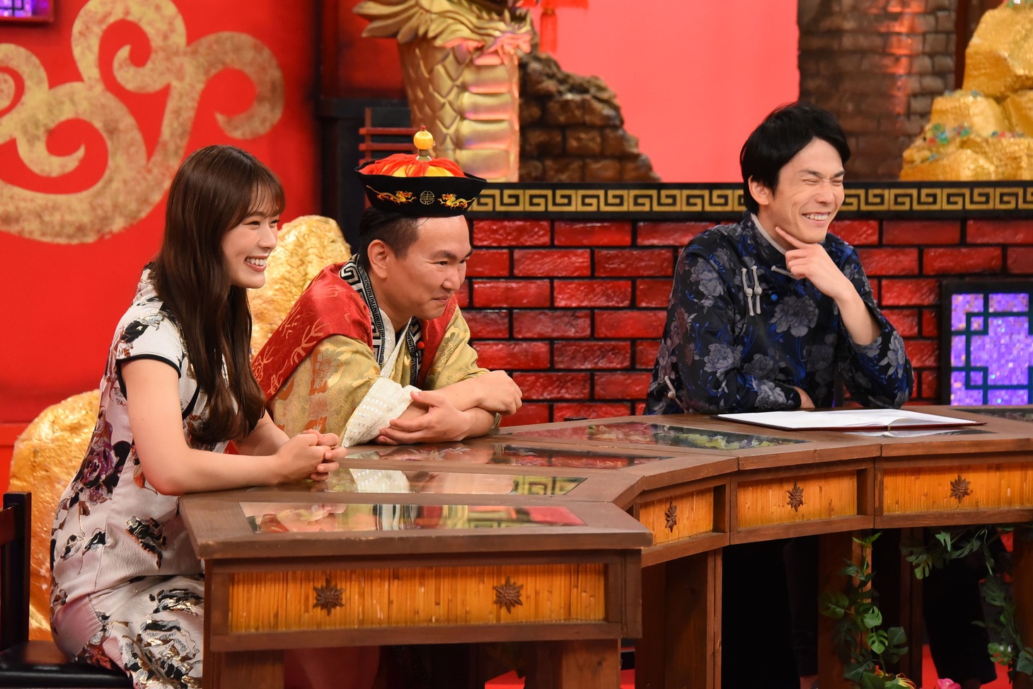 左から渋谷凪咲、かまいたち。(c)関西テレビ