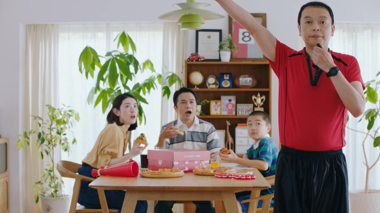 新CM「ハットラグビーBOX ノックオン」編より。