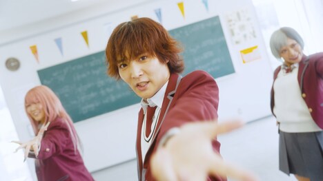 「ラブリ」ミュージックビデオのワンシーン。