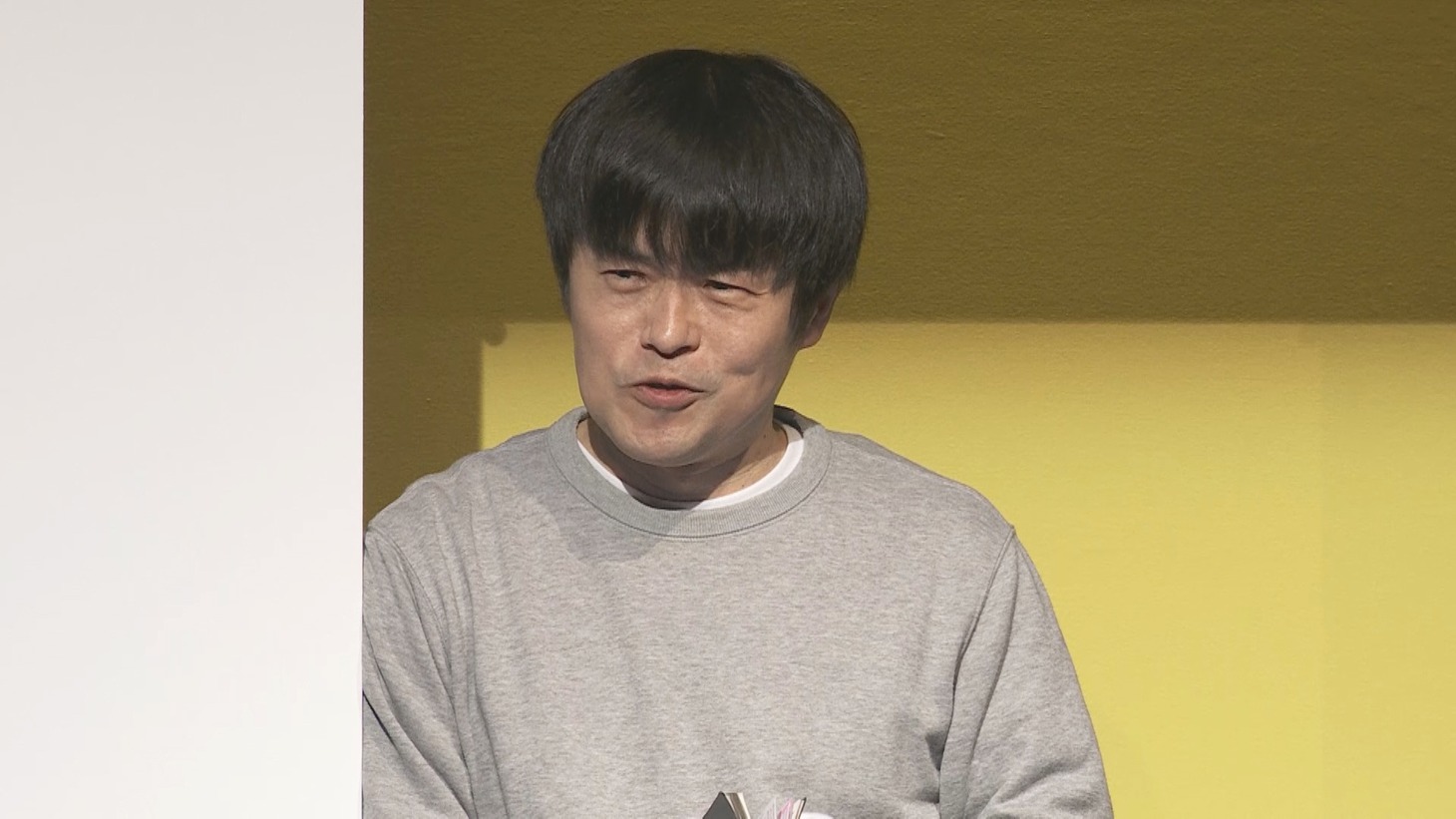 DVD「バカリズムライブ『fiction』」のワンシーン。