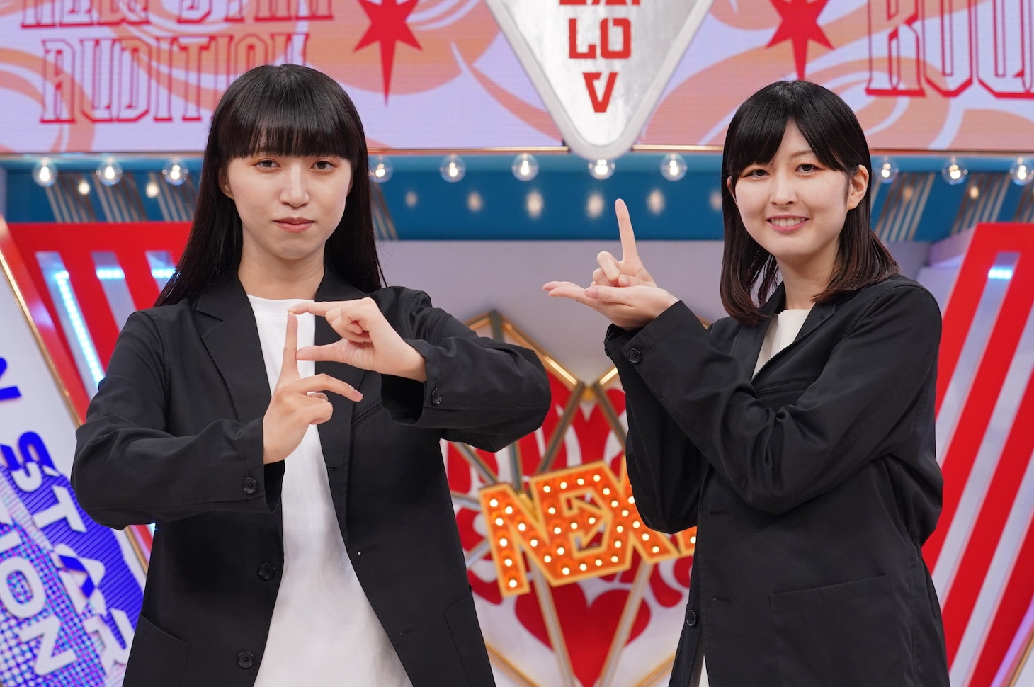 ハイツ友の会。左から清水香奈芽、西野。