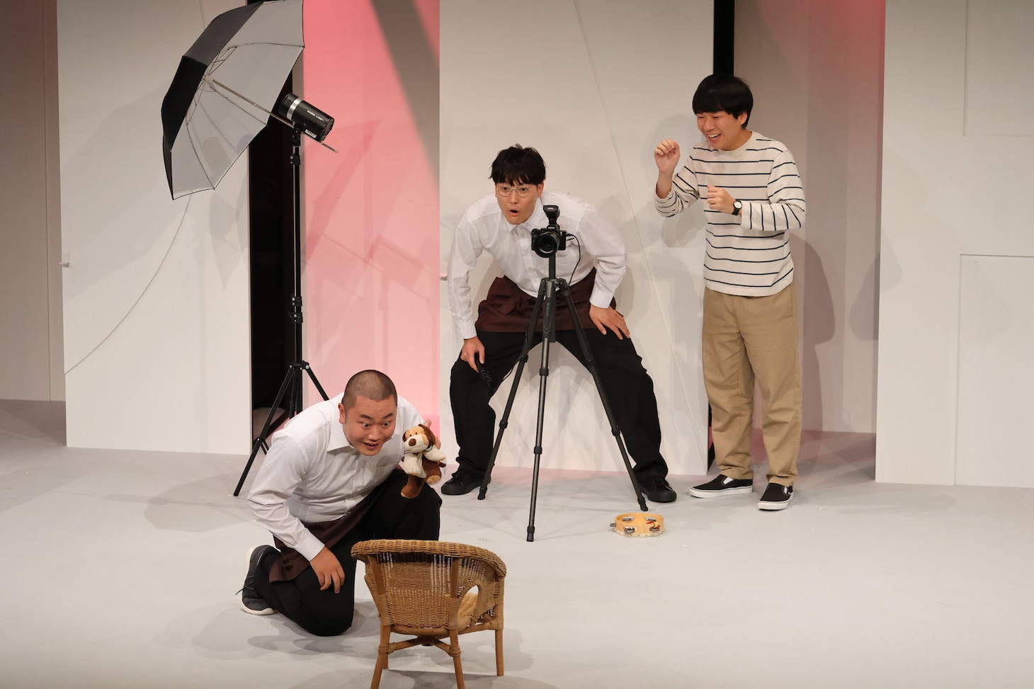 コント「フォトスタジオ」のワンシーン。（撮影：岩佐篤樹）