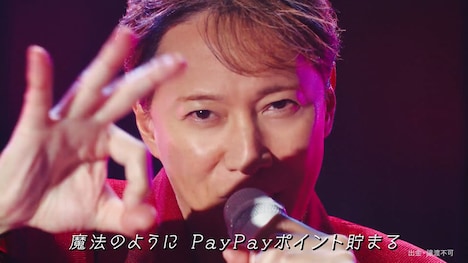 「Magical Lip Sync」をパフォーマンスする中居正広。