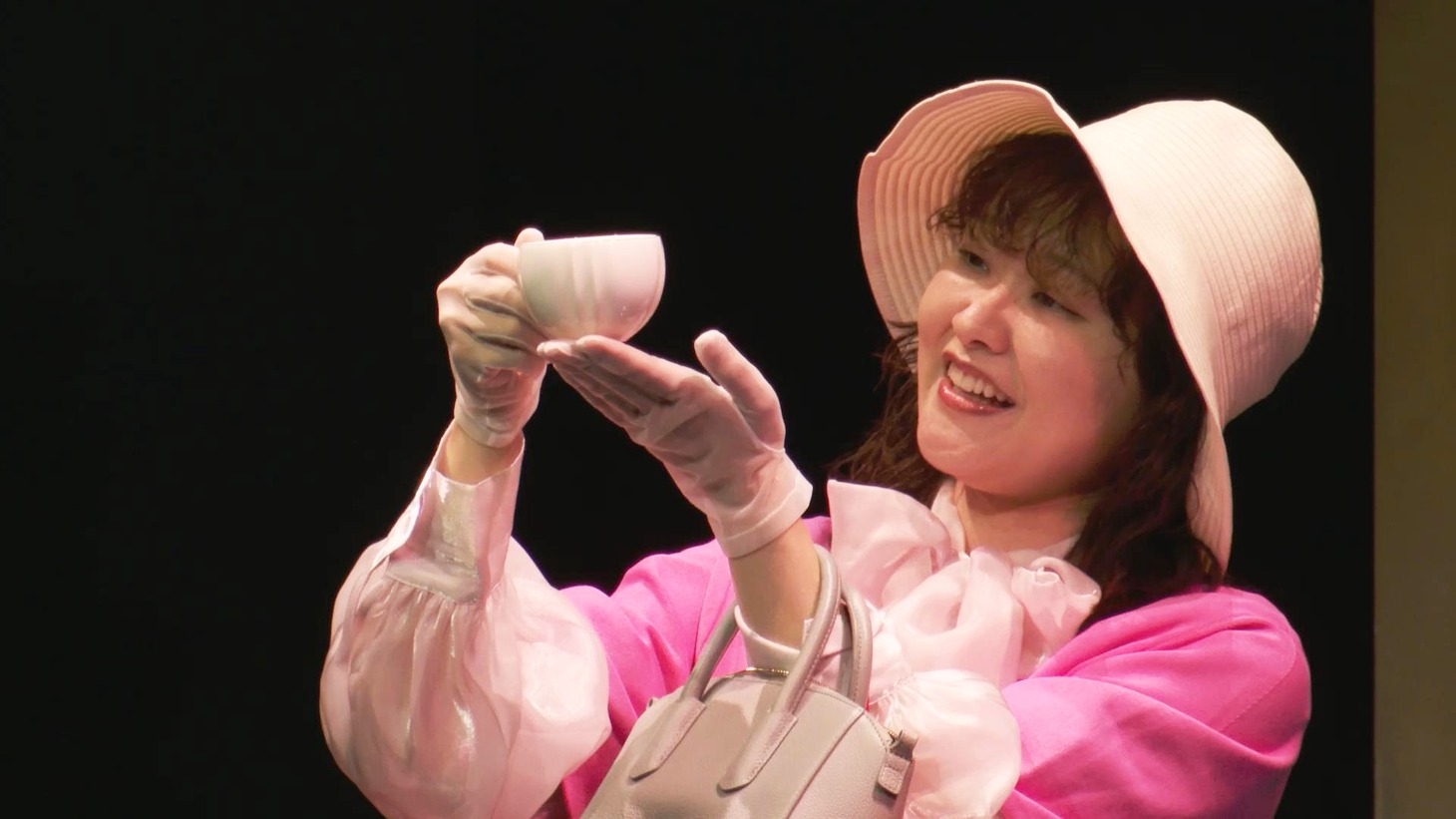 DVD「吉住第6回単独公演『ティーカップを、2つ』」内のコント「ティーカップを、2つ」のワンシーン。