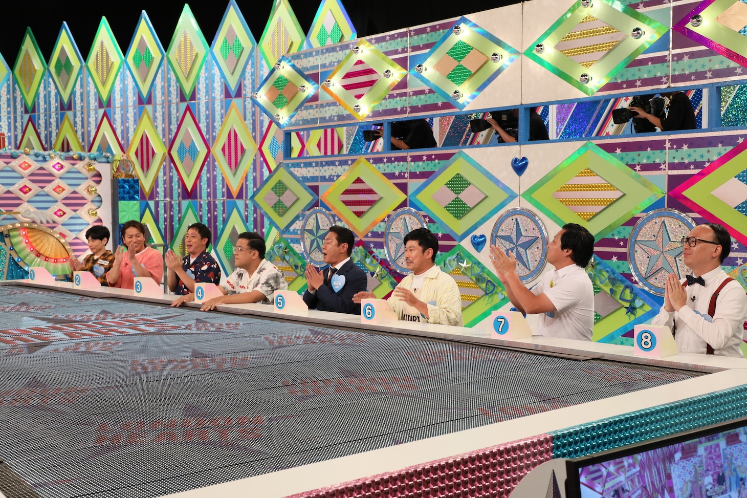 「ラブマゲドン」に参加する男性芸人8名。(c)テレビ朝日
