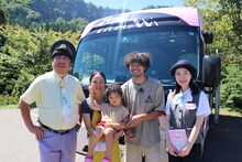 「ひむバス！～新潟・糸魚川市～」のロケで出会った家族とバナナマン日村。